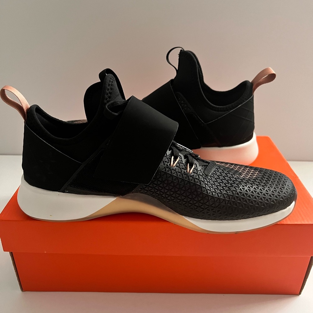 Women’s Nike Air Zoom Strong - Picture 3 of 5